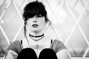 Bea am Bahnhof, Portrait Fotografie unterwegs