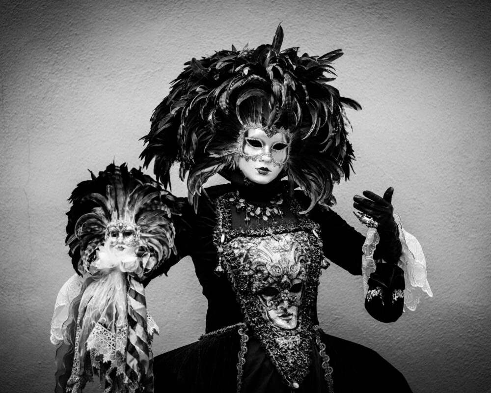 Hallia Venezia ist eine besondere Art des Karnevals, die in Schwäbisch Hall gefeiert wird. Dort treffen sich jedes Jahr über 100 Maskenträger in fantasievollen Kostümen und verzaubern die Altstadt mit ihrer Anmut und Eleganz.