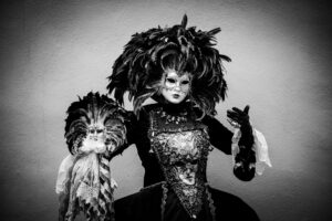 Hallia Venezia ist eine besondere Art des Karnevals, die in Schwäbisch Hall gefeiert wird. Dort treffen sich jedes Jahr über 100 Maskenträger in fantasievollen Kostümen und verzaubern die Altstadt mit ihrer Anmut und Eleganz.