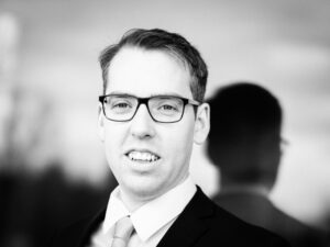 Hallo, ich bin Fotograf aus dem Raum Heilbronn und als Michi, mein Schwiegersohn, neue Business-Fotos brauchte, sprang ich natürlich gerne ein. Normalerweise erstelle ich in TFP Fotoshootings künstlerische Portraitfotos von Models. Aber natürlich kann man die Fotografie Skills auch bei anderen Gelegenheiten einsetzen. Hier die Bewerbungsfotos und die Businessfotos für den Flyer der nebenberuflichen Selbstständigkeit.