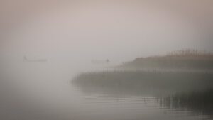 Mystische Nebelstimmung mit Fischerboot an der Küste bei Zingst, fotografiert im Fotokurs Küstenlandschaften – Landschaftsfotografie von Fotograf aus Heilbronn