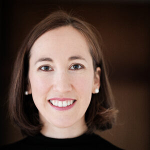 Professionelles Corporate Business Portrait von Beraterin Lilli Christ, fotografiert on Location mit natürlichem Licht in Tübingen für Webauftritt und Social Media.