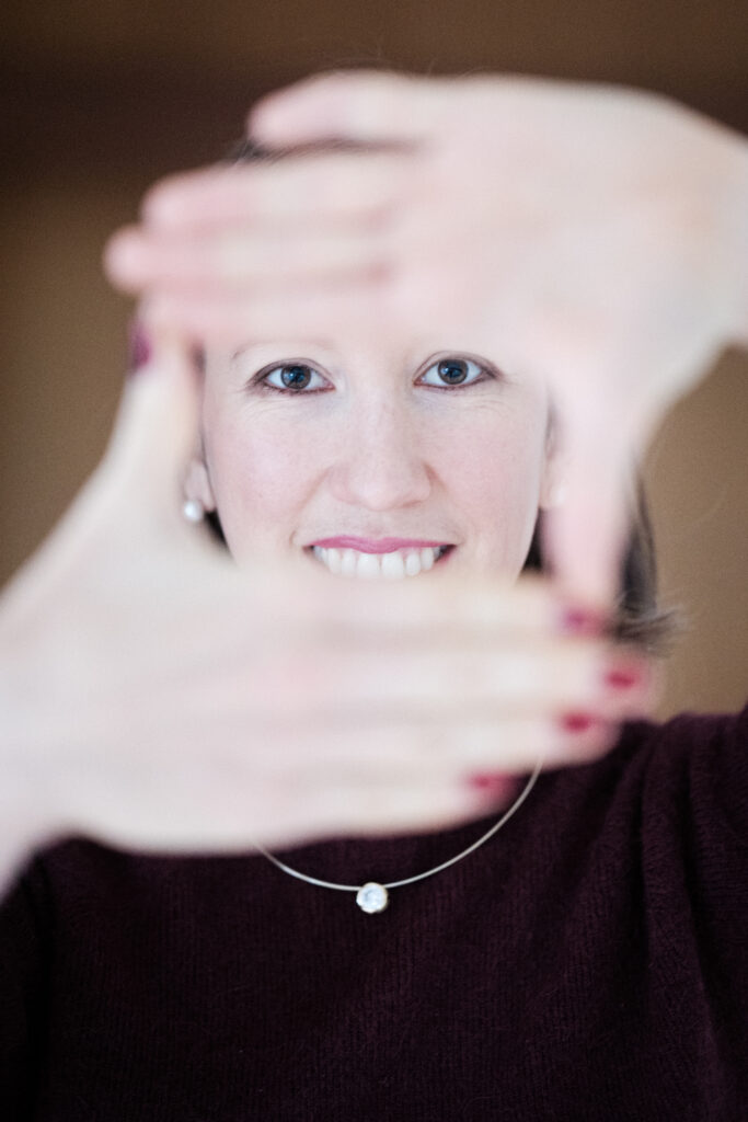 Ausdrucksstarke Charakterstudie von Lilli Christ on Location im weichen, natürlichen Licht fotografiert in Tübingen von creazyfoto.