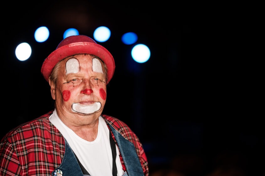 Reportage-Fotografie für das Fujifilm GFX Grant-Projekt: Portrait eines geschminkten, traurigen Clowns im Universal Cirkus Traber.