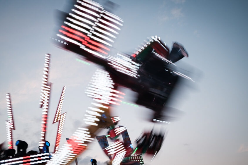 Künstlerische Dokumentation einer lokalen Kirmes und deren Umgebung. Das Spiel mit bunten Lichtern, gezielter Bewegungsschärfe und flüchtigen menschlichen Interaktionen. Diese visuellen Studien dienen als Content für Bildplattformen sowie als konzeptionelle Erweiterung meines Fuji GFX Grant Projekts.