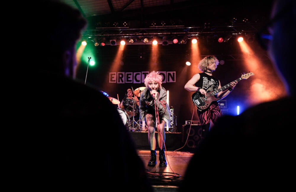 Professionelle Metal- und Konzertfotografie: Live-Foto der Band Erection auf einem Festival, fotografiert von einem überregionalen Rock-Fotografen.