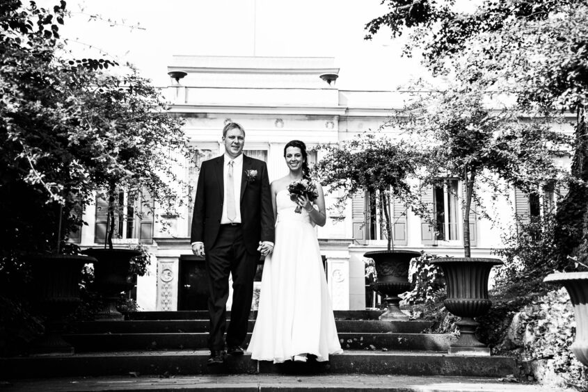 Destination Hochzeitsfotografie in Berlin: Brautpaar vor einem Schloss bei einer exklusiven Reportage, überregionaler Hochzeitsfotograf.