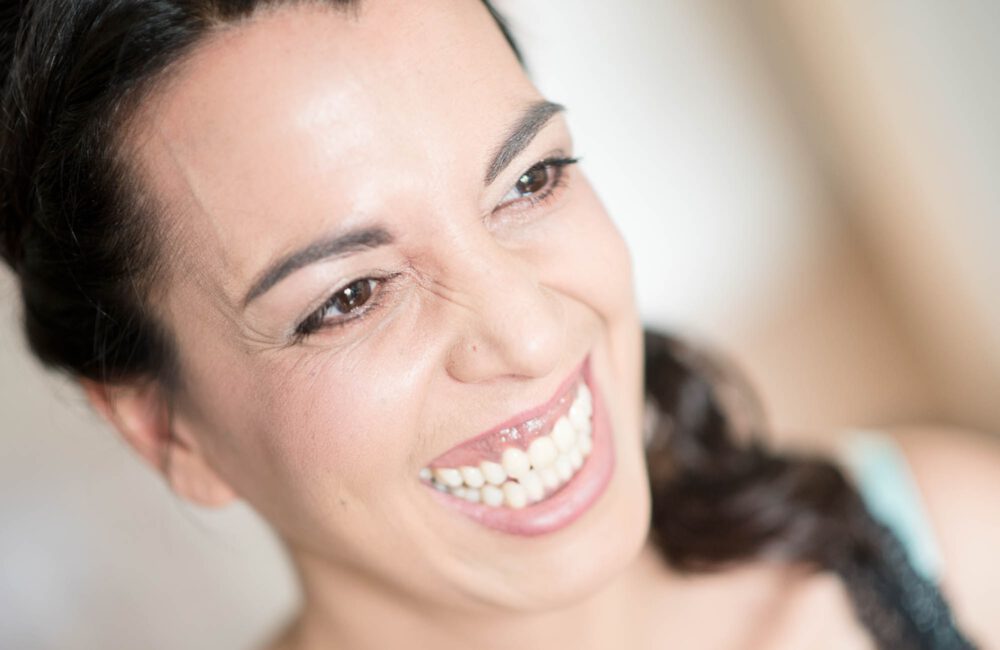 Lachende Braut beim Getting Ready, Nahaufnahme — Hochzeitsfotografie Berlin