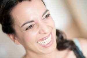 Lachende Braut beim Getting Ready, Nahaufnahme — Hochzeitsfotografie Berlin