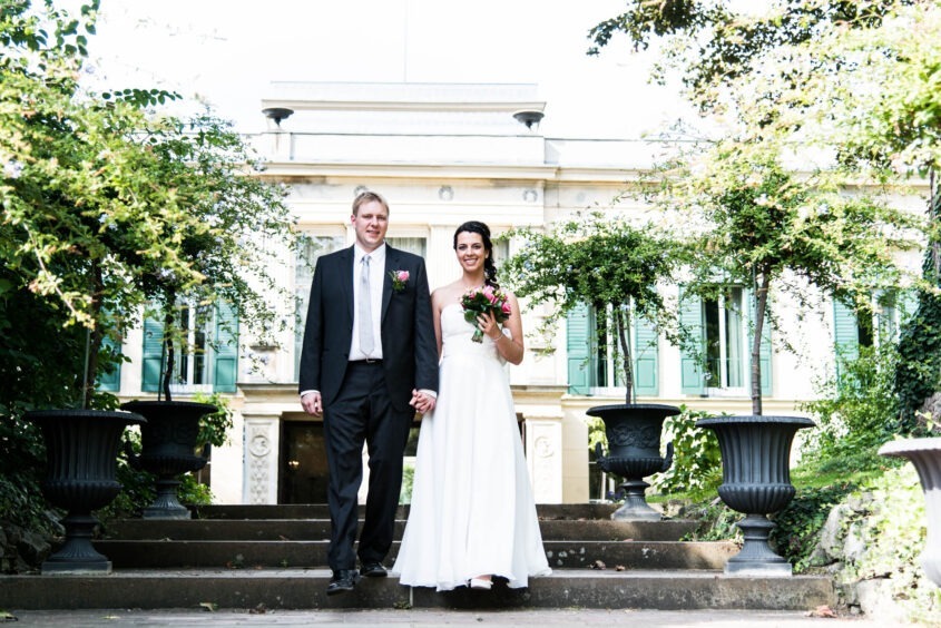 Sarah und Timo auf der Treppe vor Schloss Glienicke.
