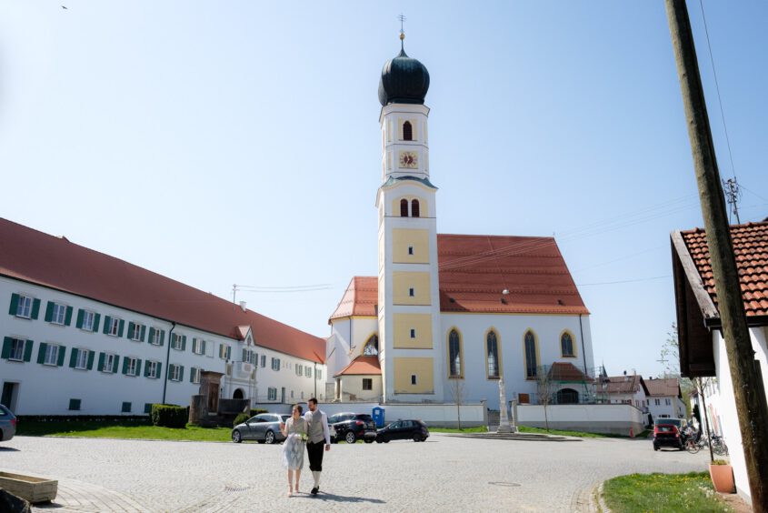 Kirche und Dorfplatz von Waal im Allgäu