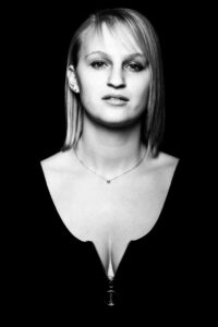 Ich zeige euch hier Bilder von meinem TFP Homestudio Foto Shooting mit Heidi. Sie ist eine ehemalige Spielkameradin meiner Tochter. verrückt, wie Zeit verfliegt, und die kleinen Kinder von einst werden plötzlich erwachsen, vor allem wenn sie plötzlich vor deiner Kamera stehen. 005-Heidi-Portrait-Fotoshooting-copyright-creazyfoto-Fotograf-Heilbronn-Obersulm