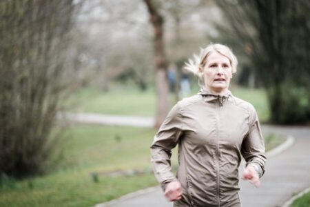 Frau beim Laufen im Park, Business Fotoshooting für Funktionales Outdoor Training – Fotograf aus Heilbronn