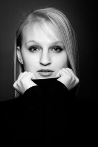 Ich zeige euch hier Bilder von meinem TFP Homestudio Foto Shooting mit Heidi. Sie ist eine ehemalige Spielkameradin meiner Tochter. verrückt, wie Zeit verfliegt, und die kleinen Kinder von einst werden plötzlich erwachsen, vor allem wenn sie plötzlich vor deiner Kamera stehen. 076-Heidi-Portrait-Fotoshooting-copyright-creazyfoto-Fotograf-Heilbronn-Obersulm