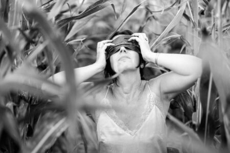 Frau im Maisfeld mit Händen vor den Augen, sommerliches Portrait im freien Fotoprojekt mit Andrea – Fotograf aus Heilbronn