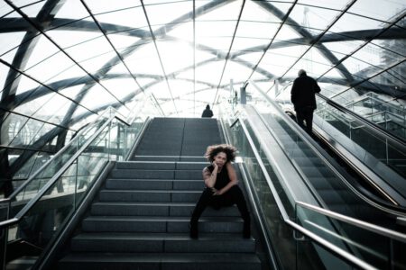Sarah, das Model aus Bremen und ich der Fotograf aus Heilbronn. Herausgekommen ist ein Street-Fotoshooting an verschiedenen Locations in Hamburg. Hier waren wir im Bahnhof Elbbrücken, dort war wunderbares Licht. 0898-Fotoshooting-Sarah-in-Hamburg-copyright-creazyfoto-Fotograf-Heilbronn