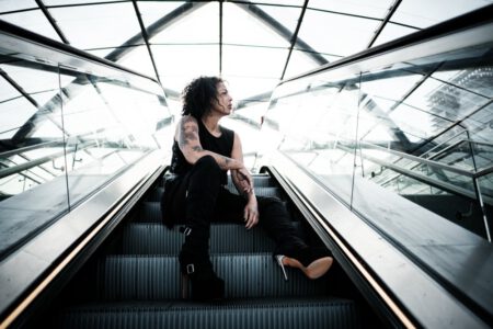 Sarah, das Model aus Bremen und ich der Fotograf aus Heilbronn. Herausgekommen ist ein Street-Fotoshooting an verschiedenen Locations in Hamburg. Hier waren wir im Bahnhof Elbbrücken, dort war wunderbares Licht. 0912-Fotoshooting-Sarah-in-Hamburg-copyright-creazyfoto-Fotograf-Heilbronn
