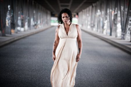 Sarah, das Model aus Bremen und ich der Fotograf aus Heilbronn. Herausgekommen ist ein Street-Fotoshooting an verschiedenen Locations in Hamburg. Unser erstes Ziel war die Oberbaum Brücke. 1146-Fotoshooting-Sarah-in-Hamburg-copyright-creazyfoto-Fotograf-Heilbronn