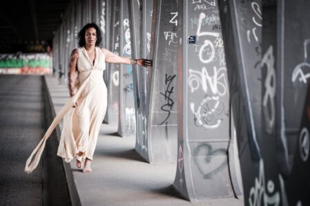 Sarah, das Model aus Bremen und ich der Fotograf aus Heilbronn. Herausgekommen ist ein Street-Fotoshooting an verschiedenen Locations in Hamburg. Unser erstes Ziel war die Oberbaum Brücke. 1160-Fotoshooting-Sarah-in-Hamburg-copyright-creazyfoto-Fotograf-Heilbronn