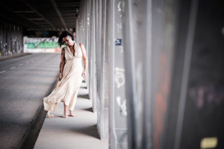Sarah, das Model aus Bremen und ich der Fotograf aus Heilbronn. Herausgekommen ist ein Street-Fotoshooting an verschiedenen Locations in Hamburg. Unser erstes Ziel war die Oberbaum Brücke. 1175-Fotoshooting-Sarah-in-Hamburg-copyright-creazyfoto-Fotograf-Heilbronn