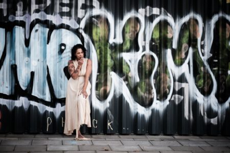 Sarah, das Model aus Bremen und ich der Fotograf aus Heilbronn. Herausgekommen ist ein Street-Fotoshooting an verschiedenen Locations in Hamburg. Kleine Raucherpause auf dem Weg zur Oberbaum Brücke. 1211-Fotoshooting-Sarah-in-Hamburg-copyright-creazyfoto-Fotograf-Heilbronn