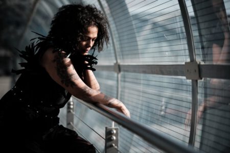 Sarah, das Model aus Bremen und ich der Fotograf aus Heilbronn. Herausgekommen ist ein Street-Fotoshooting an verschiedenen Locations in Hamburg. Hier waren wir im Bahnhof Elbbrücken, dort war wunderbares Licht. 1358-Fotoshooting-Sarah-in-Hamburg-copyright-creazyfoto-Fotograf-Heilbronn