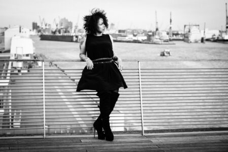 Sarah, das Model aus Bremen und ich der Fotograf aus Heilbronn. Herausgekommen ist ein Street-Fotoshooting an verschiedenen Locations in Hamburg. Hier waren wir am Dockland. 1448-Fotoshooting-Sarah-in-Hamburg-copyright-creazyfoto-Fotograf-Heilbronn