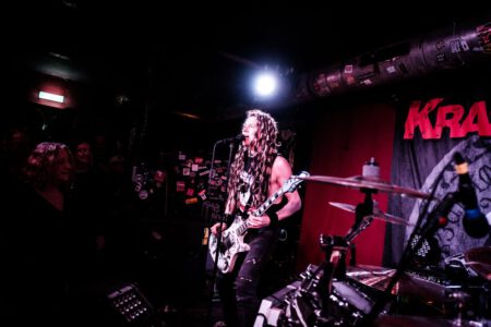 Konzertfotografie mit Krashkarma aus LA, Das Konzert fand im legendären Kellerklub in Stuttgart statt Peoplefotografie, Portrait Fotografie, Portraitshooting, TFP Fotoshooting, kostenlose Foto Shootings, Heilbronn, Obersulm, Portraitfotografie unterwegs 2019_03_08_Krashkarma-copyright-creazyfoto-Konzert-Fotograf-Heilbronn-0611