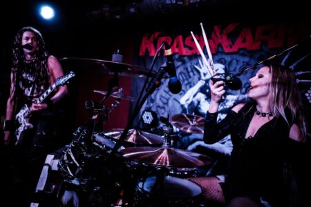 Konzertfotografie mit Krashkarma aus LA, Das Konzert fand im legendären Kellerklub in Stuttgart statt Peoplefotografie, Portrait Fotografie, Portraitshooting, TFP Fotoshooting, kostenlose Foto Shootings, Heilbronn, Obersulm, Portraitfotografie unterwegs 2019_03_08_Krashkarma-copyright-creazyfoto-Konzert-Fotograf-Heilbronn-0614