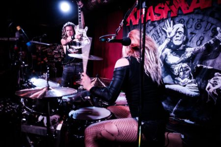Konzertfotografie mit Krashkarma aus LA, Das Konzert fand im legendären Kellerklub in Stuttgart statt Peoplefotografie, Portrait Fotografie, Portraitshooting, TFP Fotoshooting, kostenlose Foto Shootings, Heilbronn, Obersulm, Portraitfotografie unterwegs 2019_03_08_Krashkarma-copyright-creazyfoto-Konzert-Fotograf-Heilbronn-0679