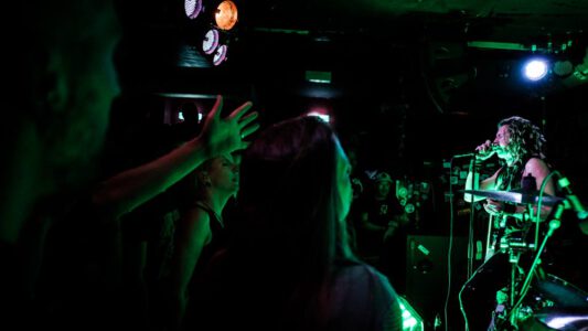 Konzertfotografie mit Krashkarma aus LA, Das Konzert fand im legendären Kellerklub in Stuttgart statt Peoplefotografie, Portrait Fotografie, Portraitshooting, TFP Fotoshooting, kostenlose Foto Shootings, Heilbronn, Obersulm, Portraitfotografie unterwegs 2019_03_08_Krashkarma-copyright-creazyfoto-Konzert-Fotograf-Heilbronn-0730