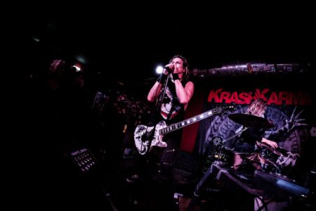 Konzertfotografie mit Krashkarma aus LA, Das Konzert fand im legendären Kellerklub in Stuttgart statt Peoplefotografie, Portrait Fotografie, Portraitshooting, TFP Fotoshooting, kostenlose Foto Shootings, Heilbronn, Obersulm, Portraitfotografie unterwegs 2019_03_08_Krashkarma-copyright-creazyfoto-Konzert-Fotograf-Heilbronn-0811
