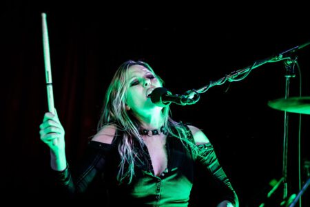 Konzertfotografie mit Krashkarma aus LA, Das Konzert fand im legendären Kellerklub in Stuttgart statt Peoplefotografie, Portrait Fotografie, Portraitshooting, TFP Fotoshooting, kostenlose Foto Shootings, Heilbronn, Obersulm, Portraitfotografie unterwegs 2019_03_08_Krashkarma-copyright-creazyfoto-Konzert-Fotograf-Heilbronn-1081