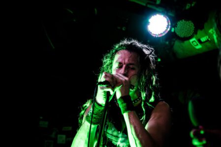 Konzertfotografie mit Krashkarma aus LA, Das Konzert fand im legendären Kellerklub in Stuttgart statt Peoplefotografie, Portrait Fotografie, Portraitshooting, TFP Fotoshooting, kostenlose Foto Shootings, Heilbronn, Obersulm, Portraitfotografie unterwegs 2019_03_08_Krashkarma-copyright-creazyfoto-Konzert-Fotograf-Heilbronn-7187