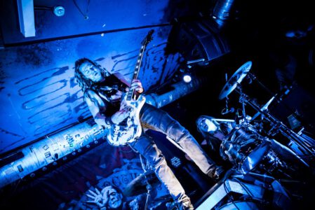 Konzertfotografie mit Krashkarma aus LA, Das Konzert fand im legendären Kellerklub in Stuttgart statt Peoplefotografie, Portrait Fotografie, Portraitshooting, TFP Fotoshooting, kostenlose Foto Shootings, Heilbronn, Obersulm, Portraitfotografie unterwegs 2019_03_08_Krashkarma-copyright-creazyfoto-Konzert-Fotograf-Heilbronn-7372