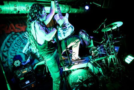 Konzertfotografie mit Krashkarma aus LA, Das Konzert fand im legendären Kellerklub in Stuttgart statt Peoplefotografie, Portrait Fotografie, Portraitshooting, TFP Fotoshooting, kostenlose Foto Shootings, Heilbronn, Obersulm, Portraitfotografie unterwegs 2019_03_08_Krashkarma-copyright-creazyfoto-Konzert-Fotograf-Heilbronn-7398