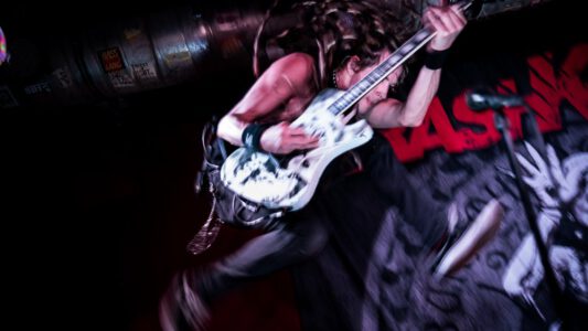 Konzertfotografie mit Krashkarma aus LA, Das Konzert fand im legendären Kellerklub in Stuttgart statt Peoplefotografie, Portrait Fotografie, Portraitshooting, TFP Fotoshooting, kostenlose Foto Shootings, Heilbronn, Obersulm, Portraitfotografie unterwegs 2019_03_08_Krashkarma-copyright-creazyfoto-Konzert-Fotograf-Heilbronn-7401