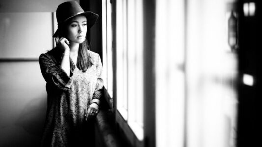 Frau am Fenster im Streetportrait-Stil, freies Fotoprojekt mit Ini in Esslingen – Fotograf aus Heilbronn