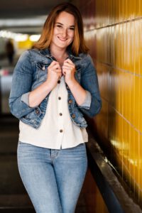 Stationshoot No 7, ich traf mich mit Marie in Offenburg. Natürlich sind wir auch ein bisschen Bahn gefahren und wie immer haben wir etwas über Gott und die Welt gequatscht ;-)
Dabei habe ich erfahren, dass sie Kontakt zur Gruppe Krokus hat, Helden meiner Jugend. Neben der Fotografie ist Heavy Metal und der Besuch von Konzerten, sowie Festivals, ein weiteres Hobby von mir. Ich fotografiere ja auch Bands und Künstler, das Fieber war also geweckt ;-). Und "Nebenbei" sind auch tolle Portraits entstanden. 2019_06_Marie_creazyfoto-Portrait-Fotograf-Heilbronn-1315