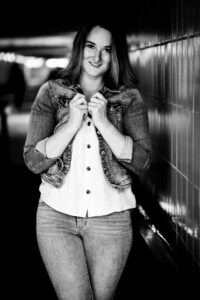 Stationshoot No 7, ich traf mich mit Marie in Offenburg. Natürlich sind wir auch ein bisschen Bahn gefahren und wie immer haben wir etwas über Gott und die Welt gequatscht ;-)
Dabei habe ich erfahren, dass sie Kontakt zur Gruppe Krokus hat, Helden meiner Jugend. Neben der Fotografie ist Heavy Metal und der Besuch von Konzerten, sowie Festivals, ein weiteres Hobby von mir. Ich fotografiere ja auch Bands und Künstler, das Fieber war also geweckt ;-). Und "Nebenbei" sind auch tolle Portraits entstanden. 2019_06_Marie_creazyfoto-Portrait-Fotograf-Heilbronn-1317-2