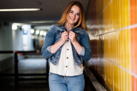 Stationshoot No 7, ich traf mich mit Marie in Offenburg. Natürlich sind wir auch ein bisschen Bahn gefahren und wie immer haben wir etwas über Gott und die Welt gequatscht ;-)
Dabei habe ich erfahren, dass sie Kontakt zur Gruppe Krokus hat, Helden meiner Jugend. Neben der Fotografie ist Heavy Metal und der Besuch von Konzerten, sowie Festivals, ein weiteres Hobby von mir. Ich fotografiere ja auch Bands und Künstler, das Fieber war also geweckt ;-). Und "Nebenbei" sind auch tolle Portraits entstanden. 2019_06_Marie_creazyfoto-Portrait-Fotograf-Heilbronn-1318