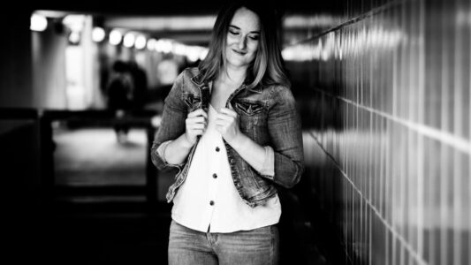 Stationshoot No 7, ich traf mich mit Marie in Offenburg. Natürlich sind wir auch ein bisschen Bahn gefahren und wie immer haben wir etwas über Gott und die Welt gequatscht ;-)
Dabei habe ich erfahren, dass sie Kontakt zur Gruppe Krokus hat, Helden meiner Jugend. Neben der Fotografie ist Heavy Metal und der Besuch von Konzerten, sowie Festivals, ein weiteres Hobby von mir. Ich fotografiere ja auch Bands und Künstler, das Fieber war also geweckt ;-). Und "Nebenbei" sind auch tolle Portraits entstanden. 2019_06_Marie_creazyfoto-Portrait-Fotograf-Heilbronn-1321-2