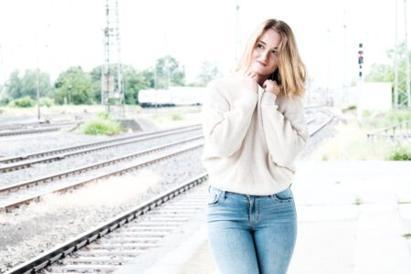 Stationshoot No 7, ich traf mich mit Marie in Offenburg. Natürlich sind wir auch ein bisschen Bahn gefahren und wie immer haben wir etwas über Gott und die Welt gequatscht ;-)
Dabei habe ich erfahren, dass sie Kontakt zur Gruppe Krokus hat, Helden meiner Jugend. Neben der Fotografie ist Heavy Metal und der Besuch von Konzerten, sowie Festivals, ein weiteres Hobby von mir. Ich fotografiere ja auch Bands und Künstler, das Fieber war also geweckt ;-). Und "Nebenbei" sind auch tolle Portraits entstanden. 2019_06_Marie_creazyfoto-Portrait-Fotograf-Heilbronn-1382