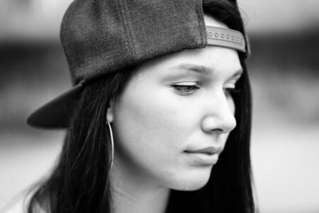 Schwarz-weiß Profilportrait von Larissa mit Cap – freies Fotoprojekt Stationshoot, Fotograf Heilbronn-Böblingen