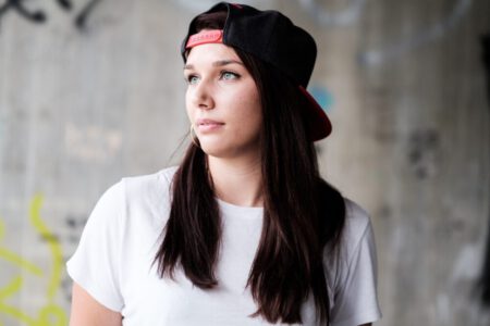 Portrait von Larissa mit Stirnband vor einer Betonwand – freies Fotoprojekt Stationshoot, Fotograf Heilbronn-Böblingen