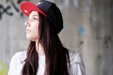 Portrait von Larissa im Profil mit roter Cap – freies Fotoprojekt Stationshoot, Fotograf Heilbronn-Böblingen