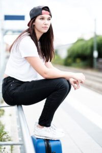 Larissa in dynamischer Pose auf einem Geländer am Bahnsteig – freies Fotoprojekt Stationshoot, Fotograf Heilbronn-Böblingen