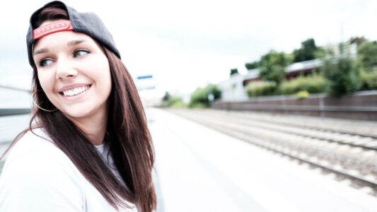 Larissa lachend am Bahngleis in Böblingen – freies Fotoprojekt Stationshoot, Fotograf Heilbronn-Böblingen