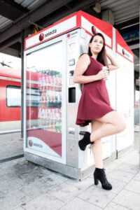Larissa im roten Sommerkleid an einem Kiosk in Böblingen – freies Fotoprojekt Stationshoot, Fotograf Heilbronn-Böblingen