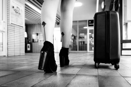Kreative Silhouette von Larissa mit Rollkoffer im Bahnhofsgebäude – freies Fotoprojekt Stationshoot, Fotograf Heilbronn-Böblingen